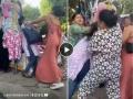 Delhi Viral Video: Two Women Slap, Scream and Punch Each Other Over Dress Piece at Crowded Sarojini Nagar Market (Watch) - Hindi News | Delhi Viral Video: Two Women Slap, Scream and Punch Each Other Over Dress Piece at Crowded Sarojini Nagar Market (Watch) | Latest national News at Lokmattimes.com