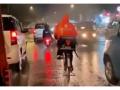 Viral Video! Swiggy delivery boy braving rain to deliver food, video goes viral - Hindi News | Viral Video! Swiggy delivery boy braving rain to deliver food, video goes viral | Latest social-viral News at Lokmattimes.com