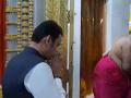 Maharashtra CM-Designate Devendra Fadnavis Offer Prayers at Shree Mumbadevi Temple in Mumbai Ahead of Swearing-In Ceremony (Watch Video) - Hindi News | Maharashtra CM-Designate Devendra Fadnavis Offer Prayers at Shree Mumbadevi Temple in Mumbai Ahead of Swearing-In Ceremony (Watch Video) | Latest mumbai News at Lokmattimes.com