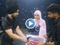 Diljit Dosanjh's Manchester Concert: A Heartwarming Moment of Unity with Pakistani Fan, Says 'borders are made by politicians' (Watch Video) - Hindi News | Diljit Dosanjh's Manchester Concert: A Heartwarming Moment of Unity with Pakistani Fan, Says 'borders are made by politicians' (Watch Video) | Latest entertainment News at Lokmattimes.com