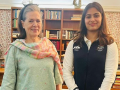Double Olympic Medalist Manu Bhaker Meets Congress Leader Sonia Gandhi in Delhi (Watch Video) - Hindi News | Double Olympic Medalist Manu Bhaker Meets Congress Leader Sonia Gandhi in Delhi (Watch Video) | Latest national News at Lokmattimes.com