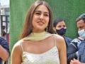 Watch! Sara Ali Khan defends her bodyguard after fight with paparazzi - Hindi News | Watch! Sara Ali Khan defends her bodyguard after fight with paparazzi | Latest entertainment News at Lokmattimes.com