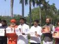 Maha BJP workers protest in front of Shivaji statue against Gandhi's comments on Savarkar - Hindi News | Maha BJP workers protest in front of Shivaji statue against Gandhi's comments on Savarkar | Latest maharashtra News at Lokmattimes.com