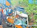 Ratnagiri: 8 killed, 7 injured after speeding truck collides with passenger vehicle - Hindi News | Ratnagiri: 8 killed, 7 injured after speeding truck collides with passenger vehicle | Latest maharashtra News at Lokmattimes.com