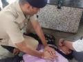 Mumbai: RPF cop saves passenger’s life at Kurla station by giving CPR - Hindi News | Mumbai: RPF cop saves passenger’s life at Kurla station by giving CPR | Latest maharashtra News at Lokmattimes.com