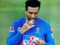 Robin Uthappa spotted applying saliva on the ball amid COVID-19 outbreak - Hindi News | Robin Uthappa spotted applying saliva on the ball amid COVID-19 outbreak | Latest cricket News at Lokmattimes.com