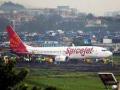 SpiceJet Mumbai-Durgapur flight turbulence: 13 flyers 'severely injured' - Hindi News | SpiceJet Mumbai-Durgapur flight turbulence: 13 flyers 'severely injured' | Latest national News at Lokmattimes.com