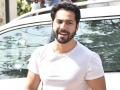 Varun Dhawan hosted a bachelor party before reaching wedding venue in Alibaug - Hindi News | Varun Dhawan hosted a bachelor party before reaching wedding venue in Alibaug | Latest entertainment News at Lokmattimes.com