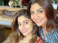 Shilpa Shetty welcomes sister Shamita after returning from Bigg Boss OTT - Hindi News | Shilpa Shetty welcomes sister Shamita after returning from Bigg Boss OTT | Latest entertainment News at Lokmattimes.com