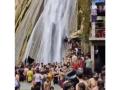 Viral Video! Tourists capped to 50 at Kempty Falls after video of maskless crowd went viral - Hindi News | Viral Video! Tourists capped to 50 at Kempty Falls after video of maskless crowd went viral | Latest national News at Lokmattimes.com