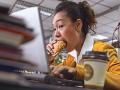 Do You Eat in a Hurry? This Habit May Be the Root Cause of Gas and Stomach Disorders - Hindi News | Do You Eat in a Hurry? This Habit May Be the Root Cause of Gas and Stomach Disorders | Latest health News at Lokmattimes.com
