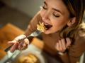 Know Why Eating Dinner Early Can Boost Weight Loss and Improve Digestion - Hindi News | Know Why Eating Dinner Early Can Boost Weight Loss and Improve Digestion | Latest lifestyle News at Lokmattimes.com