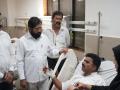 Shiv Sena Leader Nazia Sofi’s Husband Attacked by Assailants; Deputy CM Eknath Shinde Visits Him at Hospital - Hindi News | Shiv Sena Leader Nazia Sofi’s Husband Attacked by Assailants; Deputy CM Eknath Shinde Visits Him at Hospital | Latest mumbai News at Lokmattimes.com