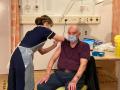 82-year-old gets first dose of AstraZeneca-Oxford coronavirus vaccine in UK - Hindi News | 82-year-old gets first dose of AstraZeneca-Oxford coronavirus vaccine in UK | Latest international News at Lokmattimes.com
