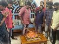 Vijay Sethupathi regrets cutting his birthday cake using sword, issues apology - Hindi News | Vijay Sethupathi regrets cutting his birthday cake using sword, issues apology | Latest entertainment News at Lokmattimes.com