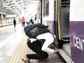 Viral Pic! Picture of man bowing down before Mumbai local train touches heart - Hindi News | Viral Pic! Picture of man bowing down before Mumbai local train touches heart | Latest maharashtra News at Lokmattimes.com