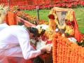 Uddhav Thackeray pays tribute to his father and Shiv Sena founder Balasaheb Thackeray on death anniversary - Hindi News | Uddhav Thackeray pays tribute to his father and Shiv Sena founder Balasaheb Thackeray on death anniversary | Latest maharashtra News at Lokmattimes.com