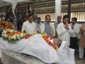 Eknath Shinde, Deputy CM Ajit Pawar pay last respects to Nitin Desai at his funeral - Hindi News | Eknath Shinde, Deputy CM Ajit Pawar pay last respects to Nitin Desai at his funeral | Latest maharashtra News at Lokmattimes.com