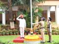 Maha CM Eknath Shinde hoists National Flag at his residence - Hindi News | Maha CM Eknath Shinde hoists National Flag at his residence | Latest maharashtra News at Lokmattimes.com