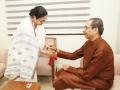 West Bengal CM Mamata Banerjee ties rakhi to former Maharashtra CM Uddhav Thackeray at his residence - Hindi News | West Bengal CM Mamata Banerjee ties rakhi to former Maharashtra CM Uddhav Thackeray at his residence | Latest maharashtra News at Lokmattimes.com