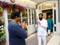 Maharashtra CM Eknath Shinde visits MNS chief Raj Thackeray’s residence to pay obeisance to Lord Ganesh - Hindi News | Maharashtra CM Eknath Shinde visits MNS chief Raj Thackeray’s residence to pay obeisance to Lord Ganesh | Latest maharashtra News at Lokmattimes.com