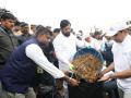 Maharashtra CM Eknath Shinde takes part in cleanliness drive event at Girgaon Chowpatty - Hindi News | Maharashtra CM Eknath Shinde takes part in cleanliness drive event at Girgaon Chowpatty | Latest maharashtra News at Lokmattimes.com