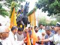 Maharashtra Governor and CM Shinde flag off Chhatrapati Shivaji Maharaj statue for installation in J&K - Hindi News | Maharashtra Governor and CM Shinde flag off Chhatrapati Shivaji Maharaj statue for installation in J&K | Latest maharashtra News at Lokmattimes.com