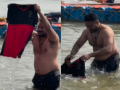 WATCH: Fan Dips RCB Jersey in Holy Water at Maha Kumbh Mela 2025; Video Goes Viral - Hindi News | WATCH: Fan Dips RCB Jersey in Holy Water at Maha Kumbh Mela 2025; Video Goes Viral | Latest cricket News at Lokmattimes.com