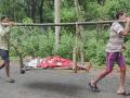 Maharashtra: Family Carries Injured Tribal Man on Cot for 14 KM to Reach hospital in Gadchiroli - Hindi News | Maharashtra: Family Carries Injured Tribal Man on Cot for 14 KM to Reach hospital in Gadchiroli | Latest maharashtra News at Lokmattimes.com