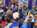 IPL 2025: Female Fan Caught in Physical Fight During Delhi Capitals vs Mumbai Indians Match; Video Goes Viral - Hindi News | IPL 2025: Female Fan Caught in Physical Fight During Delhi Capitals vs Mumbai Indians Match; Video Goes Viral | Latest cricket News at Lokmattimes.com