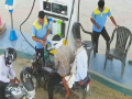 Watch: Mobile phone usage sparks bike fire at petrol pump in Nagpur - Hindi News | Watch: Mobile phone usage sparks bike fire at petrol pump in Nagpur | Latest maharashtra News at Lokmattimes.com