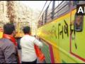 Maratha Mahasangh members paint protest messages on Karnataka bus over border dispute - Hindi News | Maratha Mahasangh members paint protest messages on Karnataka bus over border dispute | Latest maharashtra News at Lokmattimes.com