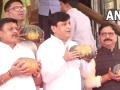 Opposition leaders protest outside Vidhan Bhawan by holding pumpkins - Hindi News | Opposition leaders protest outside Vidhan Bhawan by holding pumpkins | Latest maharashtra News at Lokmattimes.com
