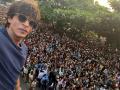 Shah Rukh Khan makes special Eid appearance outside Mannat after two years - Hindi News | Shah Rukh Khan makes special Eid appearance outside Mannat after two years | Latest entertainment News at Lokmattimes.com