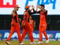 Sunrisers Hyderabad keeps playoff hopes alive with 3 run win over Mumbai - Hindi News | Sunrisers Hyderabad keeps playoff hopes alive with 3 run win over Mumbai | Latest cricket News at Lokmattimes.com