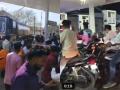 Fuel Shortage In Maharashtra? Panic Buying Triggers Chaos, Clashes At Petrol Pumps In Several Districts - Hindi News | Fuel Shortage In Maharashtra? Panic Buying Triggers Chaos, Clashes At Petrol Pumps In Several Districts | Latest maharashtra News at Lokmattimes.com