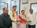BMC Elections 2026: NCP (SP) Mumbai President Rakhee Jadhav Joins BJP Ahead of Civic Polls (VIDEO) - Hindi News | BMC Elections 2026: NCP (SP) Mumbai President Rakhee Jadhav Joins BJP Ahead of Civic Polls (VIDEO) | Latest mumbai News at Lokmattimes.com