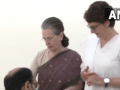 Congress Presidential Election: Sonia Gandhi, Priyanka Gandhi Vadra cast their votes to elect new party president - Hindi News | Congress Presidential Election: Sonia Gandhi, Priyanka Gandhi Vadra cast their votes to elect new party president | Latest politics News at Lokmattimes.com