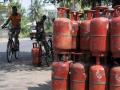 Price of LPG gas hiked by 25 rs on first day of 2023 - Hindi News | Price of LPG gas hiked by 25 rs on first day of 2023 | Latest national News at Lokmattimes.com