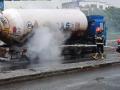 Oil tanker gutted in fire on Bhiwandi-Thane bypass, no injuries reported - Hindi News | Oil tanker gutted in fire on Bhiwandi-Thane bypass, no injuries reported | Latest maharashtra News at Lokmattimes.com