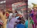 Coca-Cola Truck Accident in Faisalabad: Locals Loot Beverage Bottles After Crash (Watch Video) - Hindi News | Coca-Cola Truck Accident in Faisalabad: Locals Loot Beverage Bottles After Crash (Watch Video) | Latest social-viral News at Lokmattimes.com