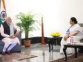 West Bengal CM Mamata Banerjee Meets PM Modi At Raj Bhavan In Kolkata Amid Sandeshkhali Row - Hindi News | West Bengal CM Mamata Banerjee Meets PM Modi At Raj Bhavan In Kolkata Amid Sandeshkhali Row | Latest national News at Lokmattimes.com