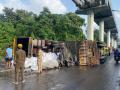 Thane Traffic Update: Vehicular Congestion on Ghodbunder Road After Truck Loaded With Hazardous Chemicals Overturns Near Patlipada Bridge (Watch Video) - Hindi News | Thane Traffic Update: Vehicular Congestion on Ghodbunder Road After Truck Loaded With Hazardous Chemicals Overturns Near Patlipada Bridge (Watch Video) | Latest thane News at Lokmattimes.com