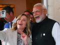 Italy’s PM Giorgia Meloni Clicks Selfie With PM Modi at G7 Summit in Italy (See Pics) - Hindi News | Italy’s PM Giorgia Meloni Clicks Selfie With PM Modi at G7 Summit in Italy (See Pics) | Latest international News at Lokmattimes.com