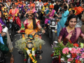 Girgaon’s Gudi Padwa Bike Rally: Women All Decked Up In Traditional Attire for Shobha Yatra Ahead Of Celebrations (Watch Video) - Hindi News | Girgaon’s Gudi Padwa Bike Rally: Women All Decked Up In Traditional Attire for Shobha Yatra Ahead Of Celebrations (Watch Video) | Latest maharashtra News at Lokmattimes.com