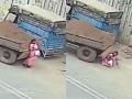 Gujarat: Woman Distracted by Phone Comes Under Reversing Tractor in Surat; Major Tragedy Averted (Video) - Hindi News | Gujarat: Woman Distracted by Phone Comes Under Reversing Tractor in Surat; Major Tragedy Averted (Video) | Latest national News at Lokmattimes.com