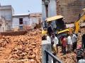 Gujarat: Three Dead, Three Injured in Wall Collapse Incident in Vijapur Tehsil, Mehsana (Watch Video) - Hindi News | Gujarat: Three Dead, Three Injured in Wall Collapse Incident in Vijapur Tehsil, Mehsana (Watch Video) | Latest national News at Lokmattimes.com
