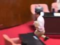 Taiwan Parliament Fight: MP Guo Guowen Steals Bill and Runs Away Like Rugby Player; Video Goes Viral - Hindi News | Taiwan Parliament Fight: MP Guo Guowen Steals Bill and Runs Away Like Rugby Player; Video Goes Viral | Latest social-viral News at Lokmattimes.com