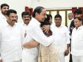 BRS Leader K Kavitha Meets Her Father K Chandrashekar Rao in Erravalli (Watch Video) - Hindi News | BRS Leader K Kavitha Meets Her Father K Chandrashekar Rao in Erravalli (Watch Video) | Latest national News at Lokmattimes.com