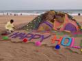Happy Holi: Sudarsan Pattnaik Creates Picture of Radha and Krishna at Puri Beach in Odisha - WATCH - Hindi News | Happy Holi: Sudarsan Pattnaik Creates Picture of Radha and Krishna at Puri Beach in Odisha - WATCH | Latest national News at Lokmattimes.com